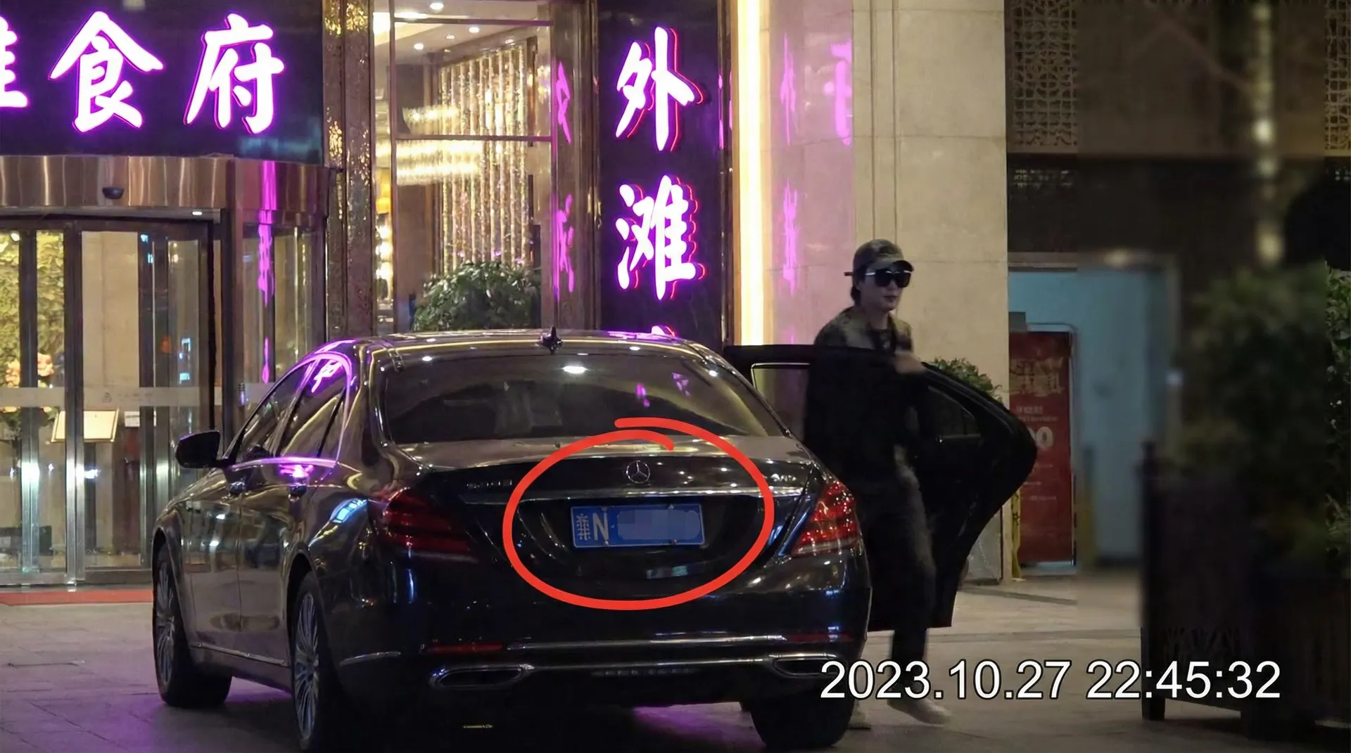 乐玩LW网站 - 豪车餐厅外偷拍